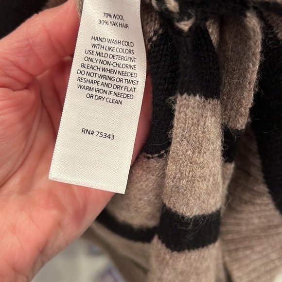 Wool Tahari Poncho - Picture 4 of 4